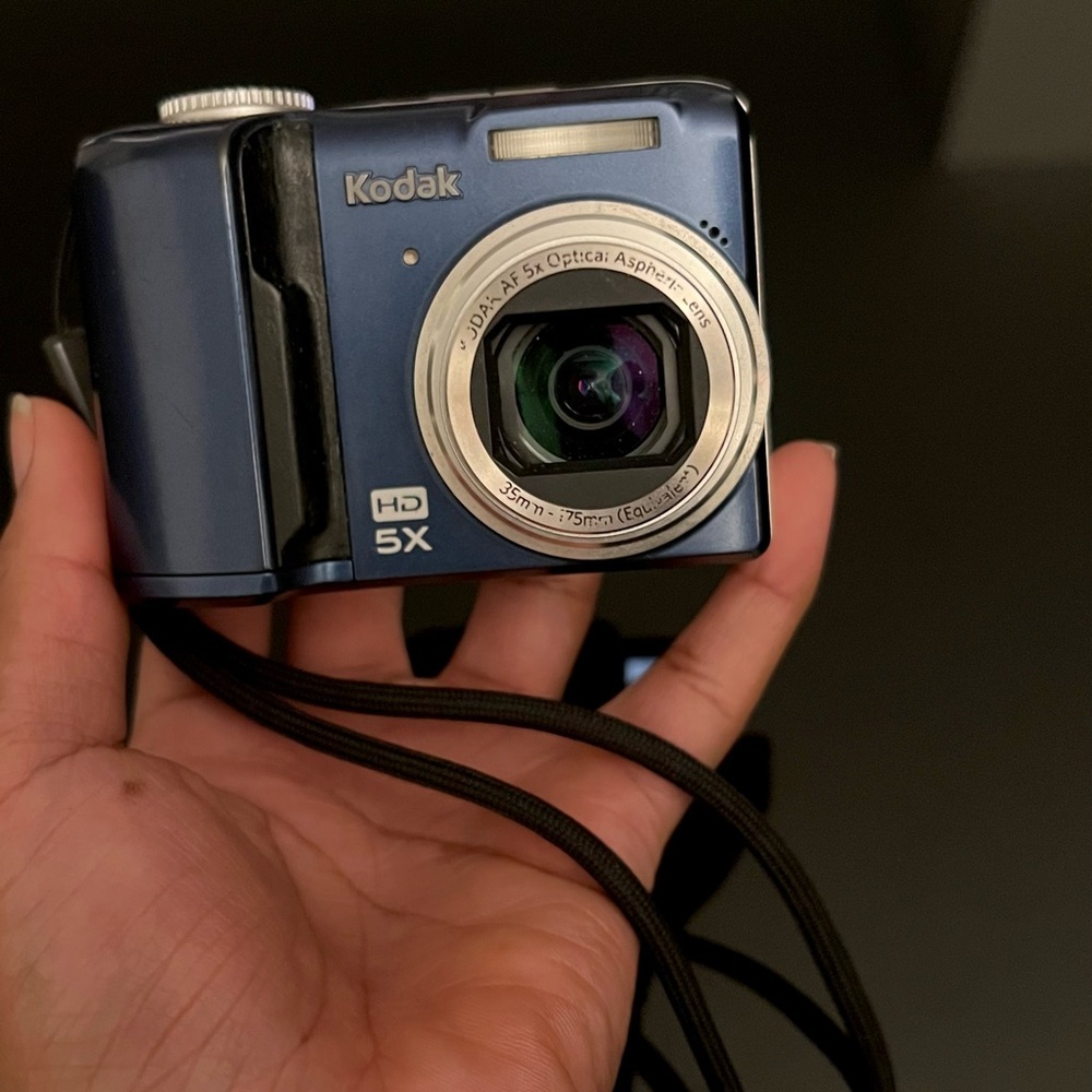 Sold: Kodak Easyshare Z1485 IS 14 5x
Zoom Blue Digital Camera